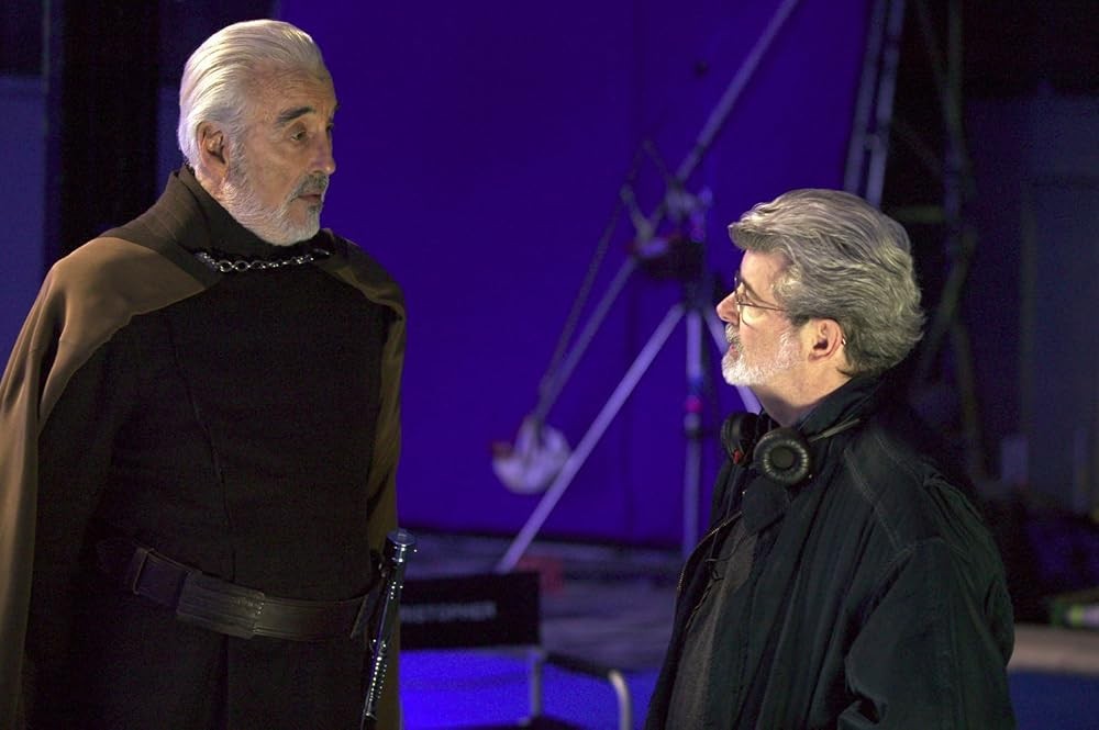 Actorul Christopher Lee şi regizorul George Lucas în timpul filmărilor de la Războiul Stelelor Episodul III: Răzbunarea Lorzilor Sith